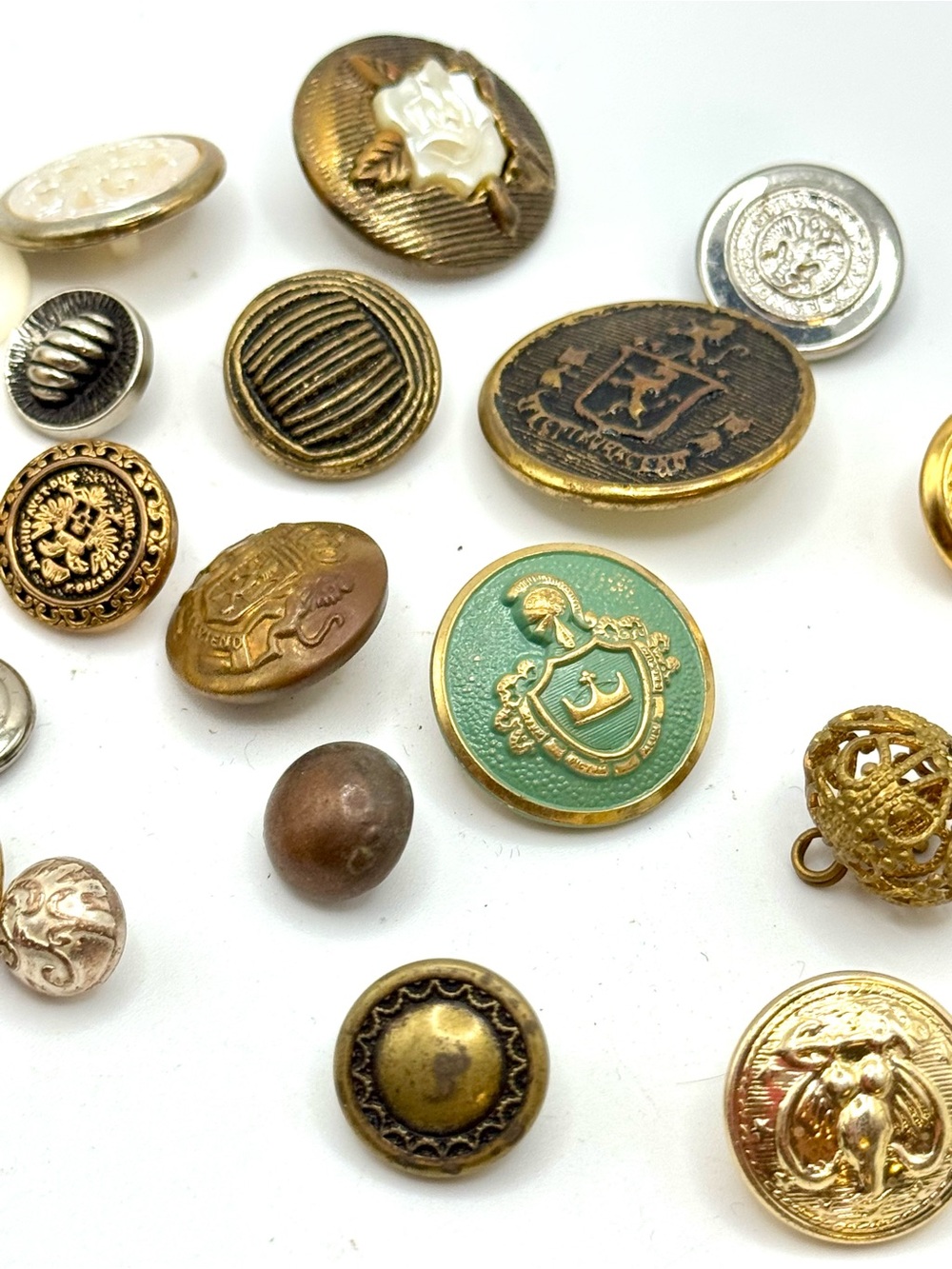 Vintage military and fashion buttons - Lot 
26